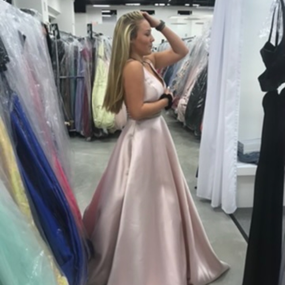 Prom Dress 👗🎀 - Picture 2 of 10
